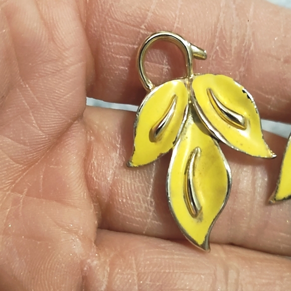CORO EARLY 70s VINTAGE GOLD-TONE YELLOW THREE LEAF DROP CLIP-ON 1.3" EARRINGS - Picture 4 of 8
